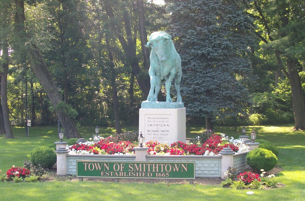 Smithtown, NY - Файл:Whisper the Smithtown Bull (cropped).JPG — Википедия